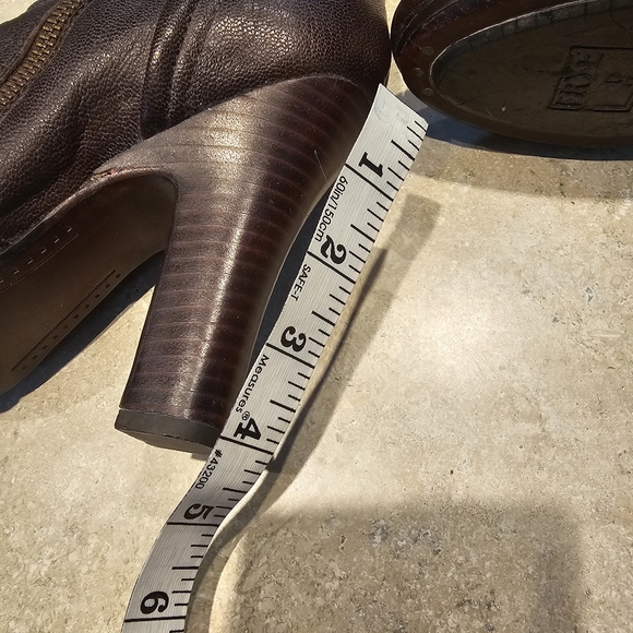 Frye woman boots sz 7 - Picture 5 of 9